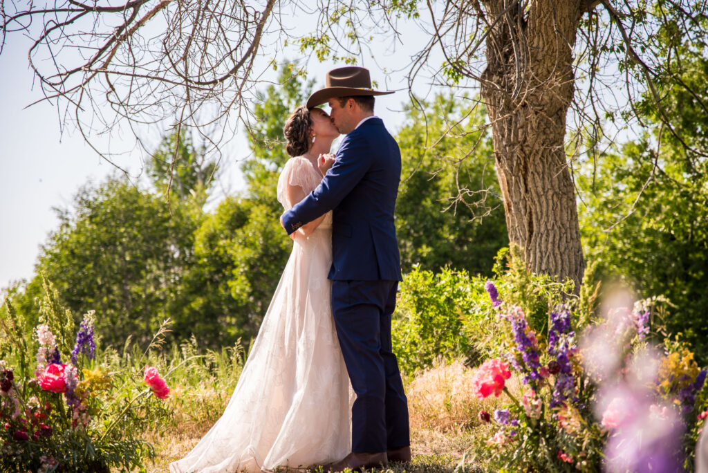 Textural ceremony florals in Lander, WY